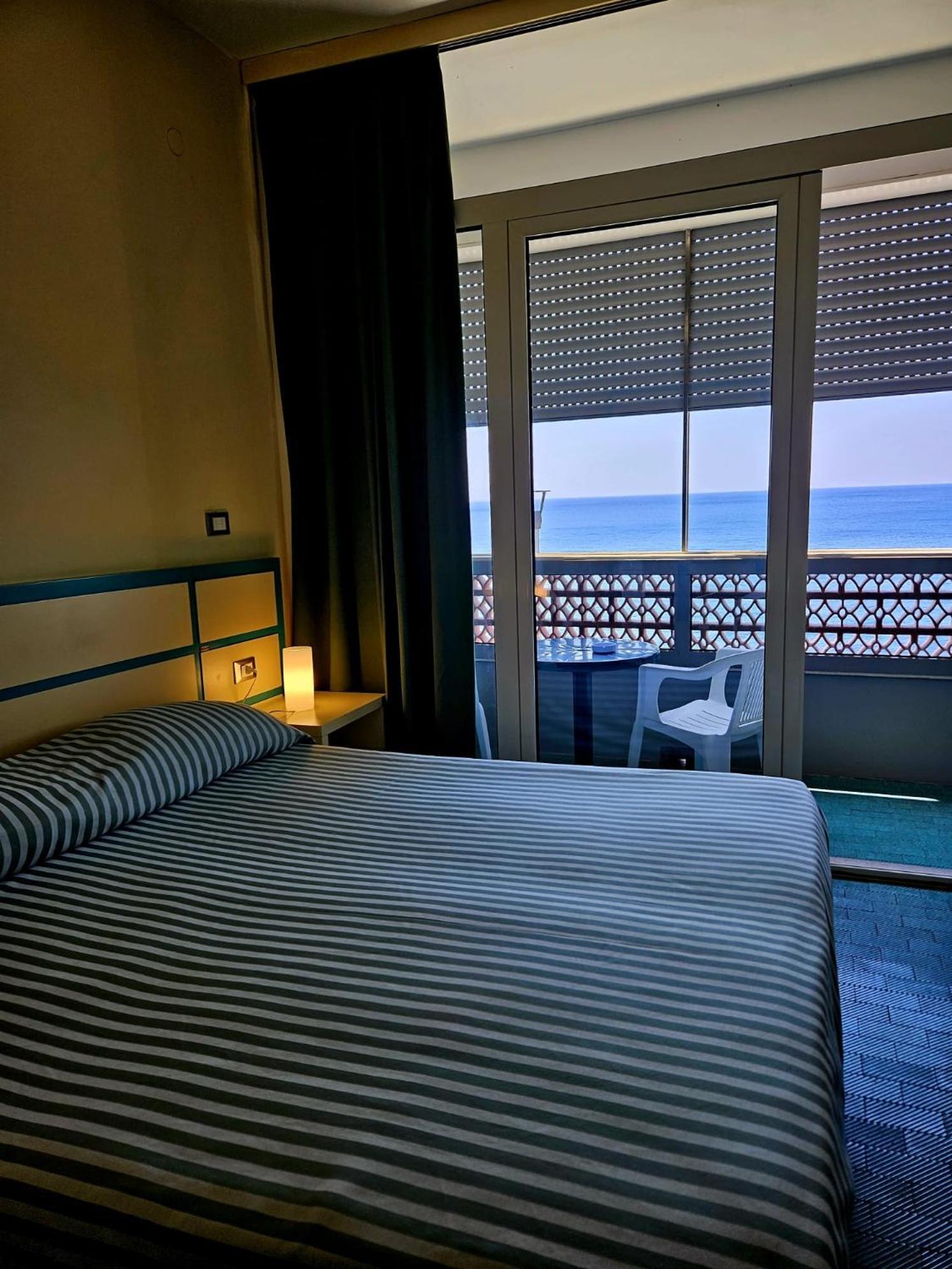 Hotel La Scogliera Кави-ди-Лаванья Экстерьер фото